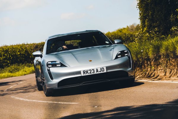 Taycan 4S Sport Turismo е най-мощното Porsche в този списък. То има 537 к.с., което му позволява да спринтира  от 0-100 км в час за 2,8 секунди. Производителността, скоростта на зареждане и обхватът на електрическото комби бяха подобрени със скорошна актуализация.

Ежедневната използваемост на новия Taycan е подобрена и автомобилът запазва тази превъзходна, типична за Porsche динамика. Работата му също е прецизна. Taycan е чудесен избор на Porsche, ако искате да тръгнете по пътя на EV. 
